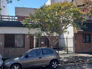 Chalet 5 Amb. con Cochera - IMPECABLE