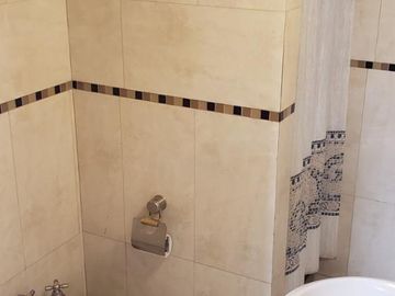 Chalet 5 Amb. con Cochera - IMPECABLE