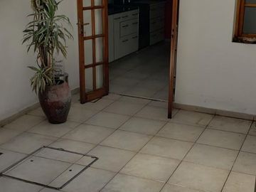 Chalet 5 Amb. con Cochera - IMPECABLE