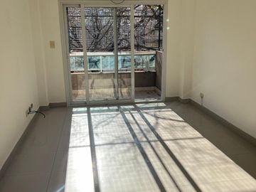 Venta depto 3 ambientes, al frente con balcón.