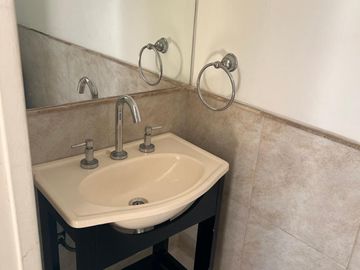 Venta depto 3 ambientes, al frente con balcón.