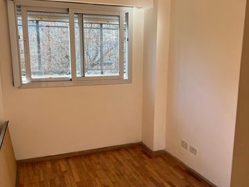 Venta depto 3 ambientes, al frente con balcón.