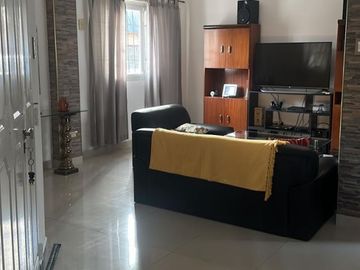 CASA 5 AMB CON GARAGE, PATIO C/ QUINCHO Y PARRILLA, TERRAZA, EN EXCELENTE ESTADO UBICADA A DOS CUADRAS DE AVDA EMILIO CASTRO.