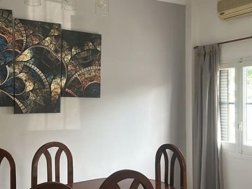 CASA 5 AMB CON GARAGE, PATIO C/ QUINCHO Y PARRILLA, TERRAZA, EN EXCELENTE ESTADO UBICADA A DOS CUADRAS DE AVDA EMILIO CASTRO.