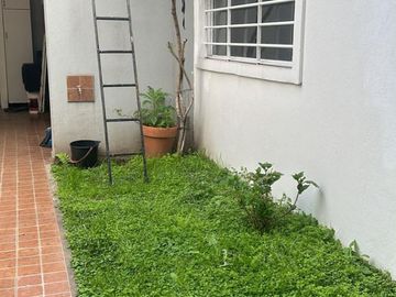 CASA 5 AMB CON GARAGE, PATIO C/ QUINCHO Y PARRILLA, TERRAZA, EN EXCELENTE ESTADO UBICADA A DOS CUADRAS DE AVDA EMILIO CASTRO.
