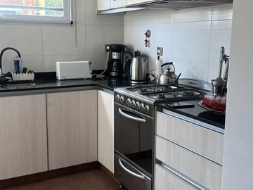 CASA 5 AMB CON GARAGE, PATIO C/ QUINCHO Y PARRILLA, TERRAZA, EN EXCELENTE ESTADO UBICADA A DOS CUADRAS DE AVDA EMILIO CASTRO.