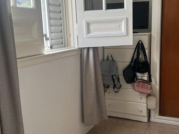CASA 5 AMB CON GARAGE, PATIO C/ QUINCHO Y PARRILLA, TERRAZA, EN EXCELENTE ESTADO UBICADA A DOS CUADRAS DE AVDA EMILIO CASTRO.