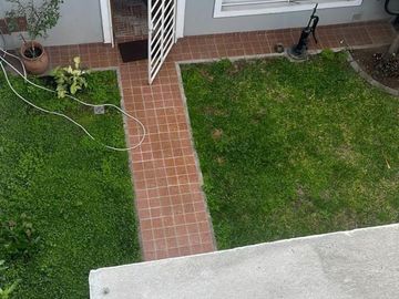 CASA 5 AMB CON GARAGE, PATIO C/ QUINCHO Y PARRILLA, TERRAZA, EN EXCELENTE ESTADO UBICADA A DOS CUADRAS DE AVDA EMILIO CASTRO.