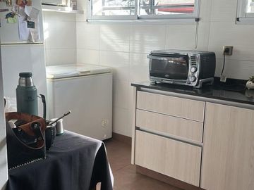 CASA 5 AMB CON GARAGE, PATIO C/ QUINCHO Y PARRILLA, TERRAZA, EN EXCELENTE ESTADO UBICADA A DOS CUADRAS DE AVDA EMILIO CASTRO.