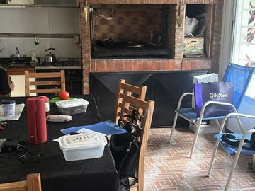 CASA 5 AMB CON GARAGE, PATIO C/ QUINCHO Y PARRILLA, TERRAZA, EN EXCELENTE ESTADO UBICADA A DOS CUADRAS DE AVDA EMILIO CASTRO.