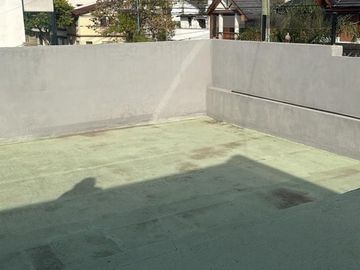CASA 5 AMB CON GARAGE, PATIO C/ QUINCHO Y PARRILLA, TERRAZA, EN EXCELENTE ESTADO UBICADA A DOS CUADRAS DE AVDA EMILIO CASTRO.