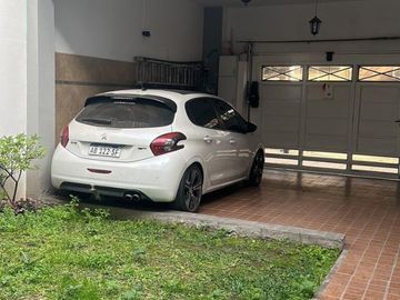 CASA 5 AMB CON GARAGE, PATIO C/ QUINCHO Y PARRILLA, TERRAZA, EN EXCELENTE ESTADO UBICADA A DOS CUADRAS DE AVDA EMILIO CASTRO.