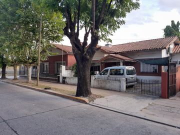 Chalet Centrico A una cuadra de la estacion San Martin y a dos de la plaza San Miguel.