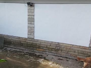 EXCELENTES PROPIEDADES  DE 3 AMBIENTES UNA AL FRENTE Y OTRA AL FONDO. CON ENTRADA DE AUTOS Y PATIO.