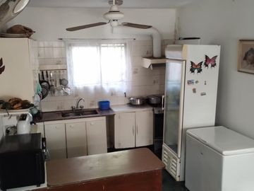 EXCELENTES PROPIEDADES  DE 3 AMBIENTES UNA AL FRENTE Y OTRA AL FONDO. CON ENTRADA DE AUTOS Y PATIO.