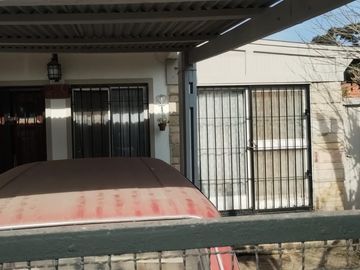 EXCELENTES PROPIEDADES  DE 3 AMBIENTES UNA AL FRENTE Y OTRA AL FONDO. CON ENTRADA DE AUTOS Y PATIO.