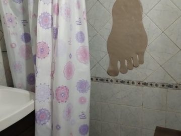 EXCELENTES PROPIEDADES  DE 3 AMBIENTES UNA AL FRENTE Y OTRA AL FONDO. CON ENTRADA DE AUTOS Y PATIO.