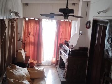 EXCELENTES PROPIEDADES  DE 3 AMBIENTES UNA AL FRENTE Y OTRA AL FONDO. CON ENTRADA DE AUTOS Y PATIO.
