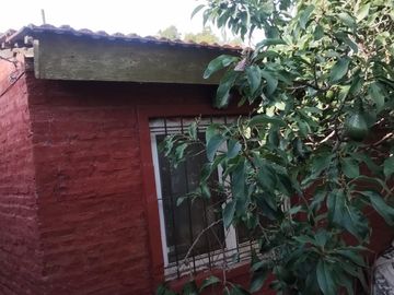 EXCELENTES PROPIEDADES  DE 3 AMBIENTES UNA AL FRENTE Y OTRA AL FONDO. CON ENTRADA DE AUTOS Y PATIO.