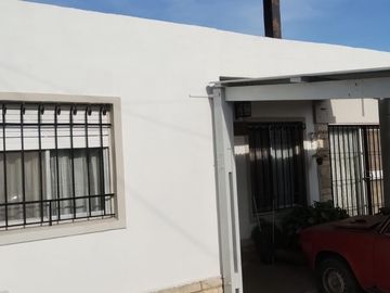 EXCELENTES PROPIEDADES  DE 3 AMBIENTES UNA AL FRENTE Y OTRA AL FONDO. CON ENTRADA DE AUTOS Y PATIO.