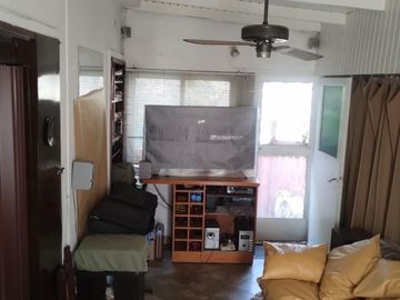 EXCELENTES PROPIEDADES  DE 3 AMBIENTES UNA AL FRENTE Y OTRA AL FONDO. CON ENTRADA DE AUTOS Y PATIO.