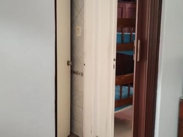 EXCELENTES PROPIEDADES  DE 3 AMBIENTES UNA AL FRENTE Y OTRA AL FONDO. CON ENTRADA DE AUTOS Y PATIO.