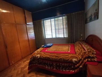 VENTA CASA 4 AMBIENTES CON FONDO LIBRE Y COCHERA