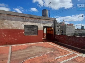 CASA MULTIFAMILIAR CON GALPÓN - LA TABLADA