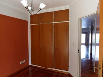 VENTA 3 AMBIENTES MAS ESCRITORIO CON COCHERA EN LANUSITA
