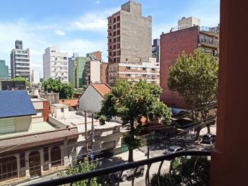 VENTA 3 AMBIENTES MAS ESCRITORIO CON COCHERA EN LANUSITA