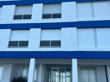 Departamento de dos dormitorios en edificio frente al mar