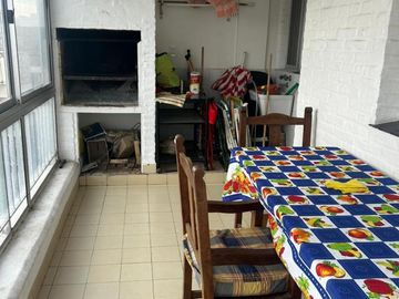 Departamento de dos dormitorios en edificio frente al mar