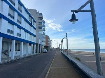 Departamento de dos dormitorios en edificio frente al mar