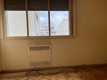 ONCE- Amplio departamento, 3 ambientes c/balcon y lavadero