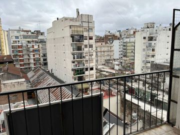 ONCE- Amplio departamento, 3 ambientes c/balcon y lavadero