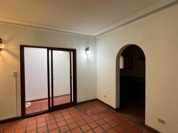 Casa de 3 AMBIENTES en venta