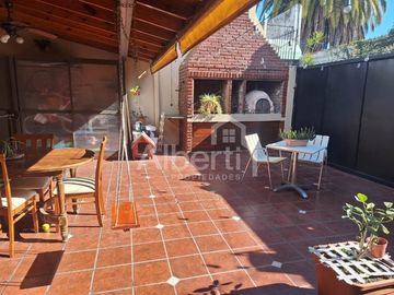 VENTA EL PALOMAR CASA PH AL FRENTE 3 AMBIENTES.