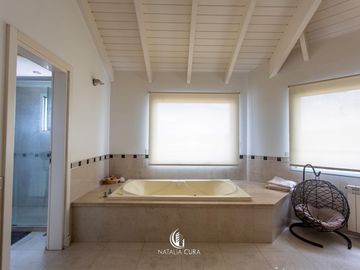 SOÑADA CASA EN VILLA ALLENDE GOLF-  IDEAL EMPRENDIMIENTO COMERCIAL -