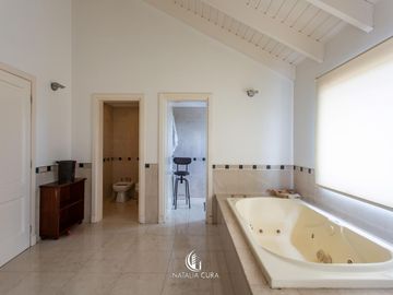 SOÑADA CASA EN VILLA ALLENDE GOLF-  IDEAL EMPRENDIMIENTO COMERCIAL -