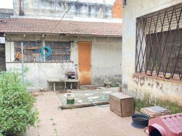 CHALET DE 4 AMBIENTES A REFACCIONAR EN VENTA - MORON NORTE