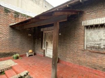 CHALET DE 4 AMBIENTES A REFACCIONAR EN VENTA - MORON NORTE