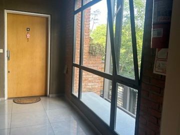 3 AMBIENTES AL FRENTE Y CONTRAFRENTE  , CON COCHERA , IMPECABLE