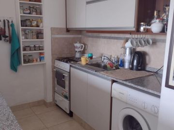 SE VENDE DPTO CON BALCON Y COCHERA EXCELENTE ESTADO