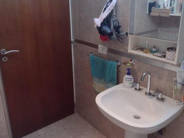 SE VENDE DPTO CON BALCON Y COCHERA EXCELENTE ESTADO