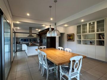 Casa de cinco ambientes en venta