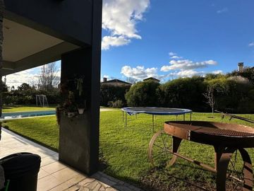 Casa de cinco ambientes en venta
