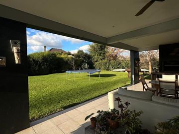 Casa de cinco ambientes en venta