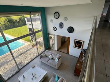 Casa de cinco ambientes en venta