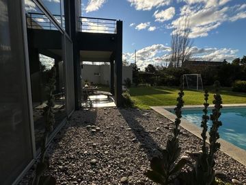 Casa de cinco ambientes en venta