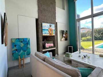 Casa de cinco ambientes en venta